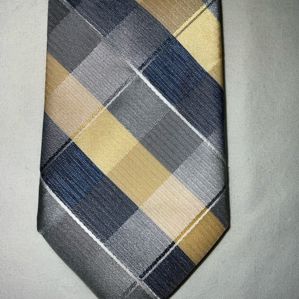 APT 9 Men’s Striped Neck Tie. Primary colors are gray and yellow.
